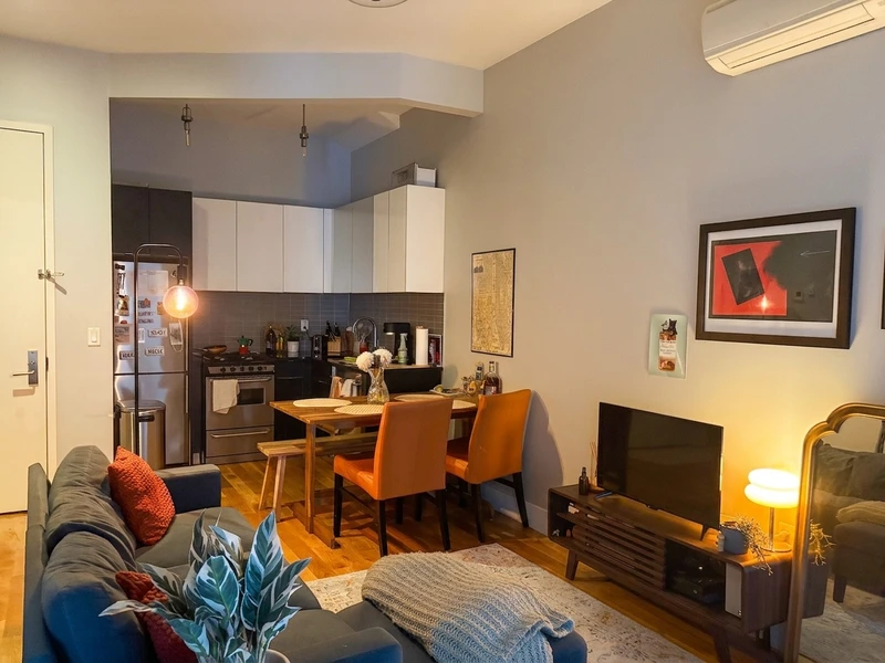 a room in Bedford-Stuyvesant photo 6