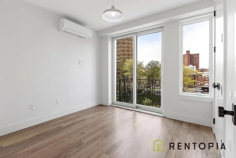 a room in Bedford-Stuyvesant photo 6