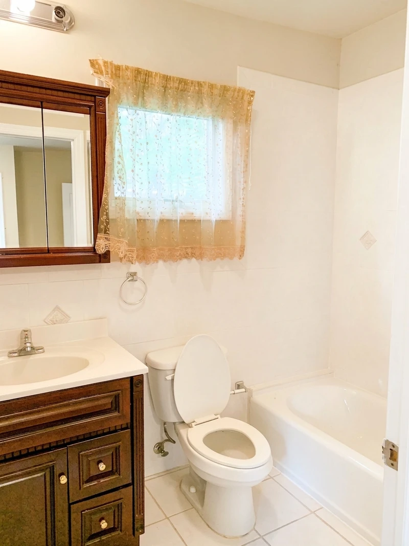 a room in Cliffside Park photo 9