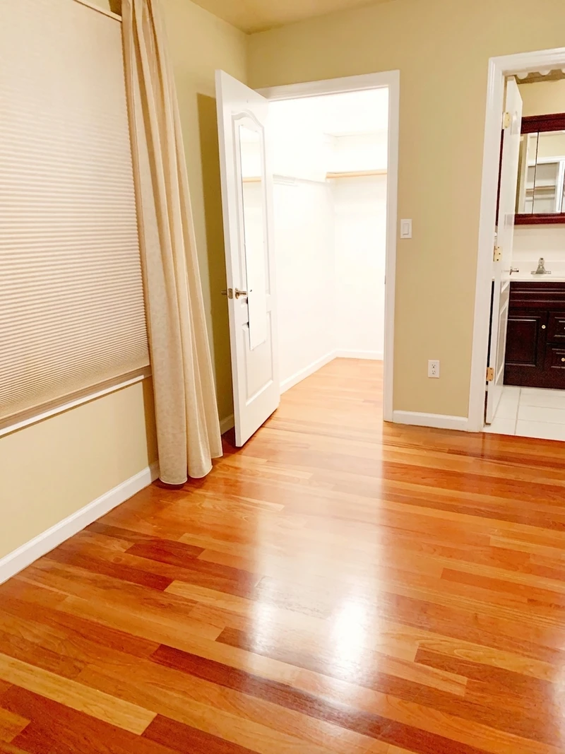 a room in Cliffside Park photo 7
