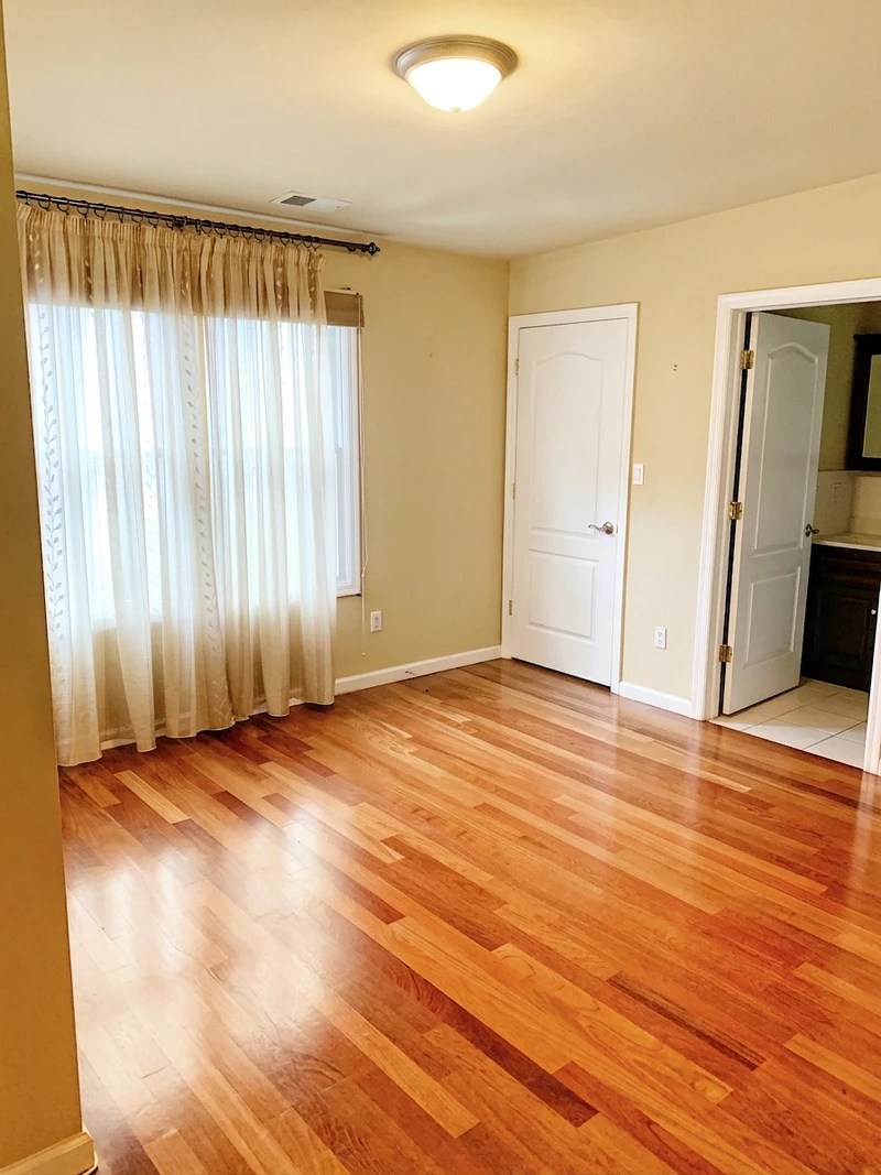 a room in Cliffside Park photo 10
