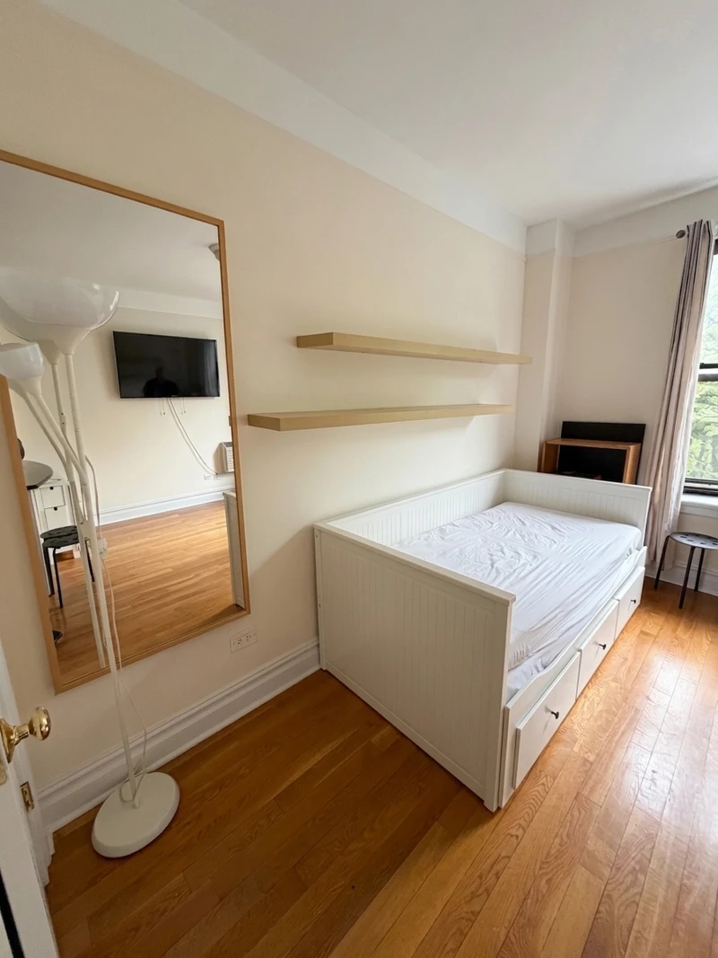 a studio in Hamilton Heights photo 3