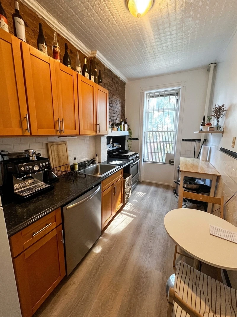 2 bedroom in Park Slope photo 3