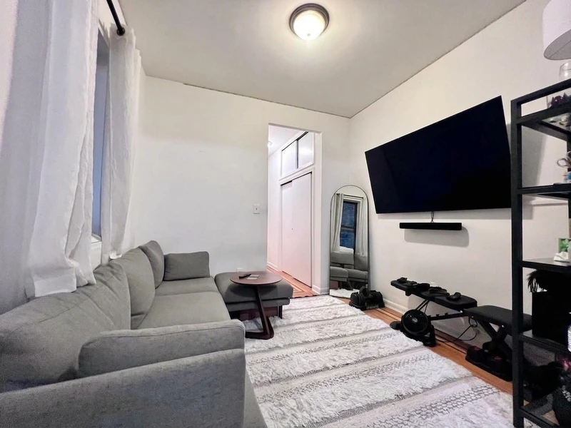 2 bedroom in Hell's Kitchen photo 2