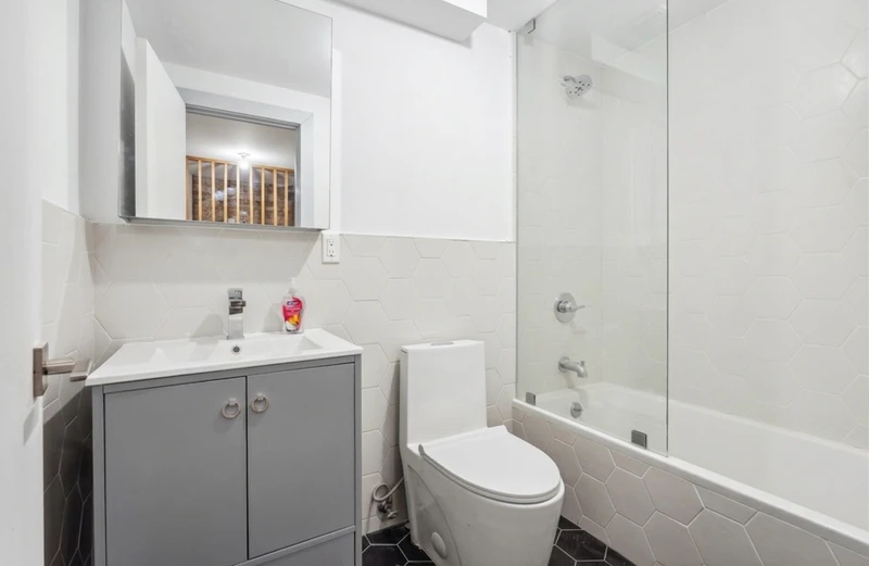 a room in Bedford-Stuyvesant photo 3