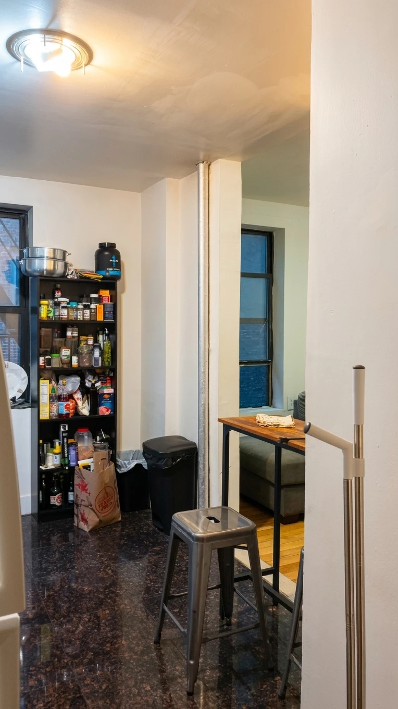 a room in Hamilton Heights photo 3