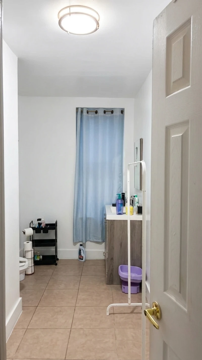 a room in Hamilton Heights photo 4